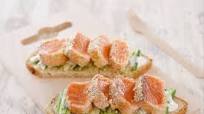Bruschetta de saumon mi-cuit au sésame et aux épices grillées, crémeux de concombre Bruschetta de saumon mi-cuit au sésame et aux épices grillées, crémeux de concombre