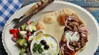 Řecké menu - gyros, tzatziki, řecký salát, pita Řecké menu - gyros, tzatziki, řecký salát, pita