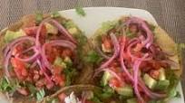 Tostadas (tortillas de maíz) con carne Tostadas (tortillas de maíz) con carne