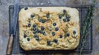 'Focaccia' de queso, aceitunas negras y romero 'Focaccia' de queso, aceitunas negras y romero