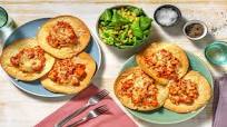 Tostadas au poulet & cheddar avec une salade & du maïs Tostadas au poulet & cheddar avec une salade & du maïs