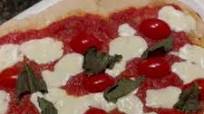 Margherita Pizza on the Big Green Egg (Kamado Joe) Margherita Pizza on the Big Green Egg (Kamado Joe)