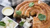Spanakopita. Pastel griego de espinacas y queso feta Spanakopita. Pastel griego de espinacas y queso feta