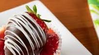 Mini Strawberry Cheesecakes with Chocolate Covered Strawberries Mini Strawberry Cheesecakes with Chocolate Covered Strawberries