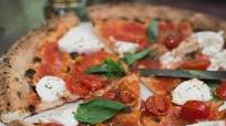 Pizza Margherita con Mozzarella di Bufala Pizza Margherita con Mozzarella di Bufala