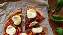 Pizza margherita au prosciutto et au fromage de chèvre Pizza margherita au prosciutto et au fromage de chèvre