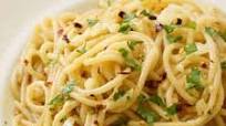 Spaghetti with Garlic and Oil (Aglio E Olio) Spaghetti with Garlic and Oil (Aglio E Olio)