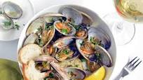 Steamer Clams with Butter, Garlic and White Wine Sauce Steamer Clams with Butter, Garlic and White Wine Sauce
