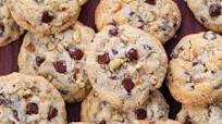 Walnut Chocolate Chip Cookies {DoubleTree Copycat} Walnut Chocolate Chip Cookies {DoubleTree Copycat}