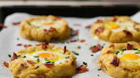 Baked eggs in potato nests Baked eggs in potato nests