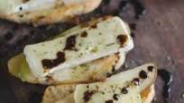 Pear and Brie Crostini with Balsamic and Thyme Pear and Brie Crostini with Balsamic and Thyme