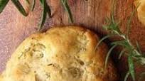 Focaccia di ceci al rosmarino e aglio Focaccia di ceci al rosmarino e aglio