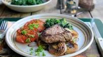 Pepper Steak with Pan-fried Onions, Tomatoes and Spinach Pepper Steak with Pan-fried Onions, Tomatoes and Spinach