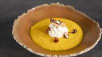 Sopa suave de zanahoria con aceite de avellana y crema ácida Sopa suave de zanahoria con aceite de avellana y crema ácida
