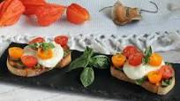 Bruschettas a la caprese, receta ligera de aperitivo o tentempié Bruschettas a la caprese, receta ligera de aperitivo o tentempié