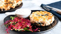 Burgery z łososia z sosem tzatziki Burgery z łososia z sosem tzatziki