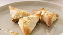 Spinach triangles with yoghurt sauce Spinach triangles with yoghurt sauce