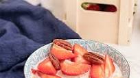 Porridge de fresas con nueces y sésamo Porridge de fresas con nueces y sésamo