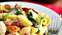 Chicken, Bacon, and Artichoke Pasta with Creamy Garlic Sauce Chicken, Bacon, and Artichoke Pasta with Creamy Garlic Sauce