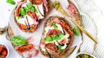 Toast met pesto, mozzarella en parmaham Toast met pesto, mozzarella en parmaham