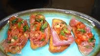 Bruschettas con Prosciutto, Tomatitos y Albahaca Bruschettas con Prosciutto, Tomatitos y Albahaca