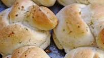 Garlic Knots Stuffed with Cheese Garlic Knots Stuffed with Cheese