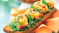 Tosta de tortilla de jamón con ensalada de rúcula Tosta de tortilla de jamón con ensalada de rúcula