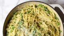 Simple Spaghetti with Garlic, Peas & Parmesan Simple Spaghetti with Garlic, Peas & Parmesan