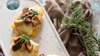 Crostoni di polenta con porcini e taleggio: la ricetta dell’antipasto facile e originale Crostoni di polenta con porcini e taleggio: la ricetta dell’antipasto facile e originale