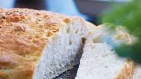 Stort hvedebrød af foccaciadej Stort hvedebrød af foccaciadej