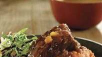 Costillas de res en olla de cocción lenta con salsa barbacoa de jengibre y mango Costillas de res en olla de cocción lenta con salsa barbacoa de jengibre y mango