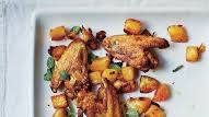 Roast chicken wings with roast potatoes, parsley and garlic Roast chicken wings with roast potatoes, parsley and garlic