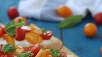 Bruschette con pomodorini e stracciatella Bruschette con pomodorini e stracciatella