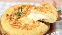 Focaccia di patate in padella con cuore filante Focaccia di patate in padella con cuore filante