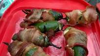 Jalapeños rellenos más picantes y cursi envueltos en tocino Jalapeños rellenos más picantes y cursi envueltos en tocino