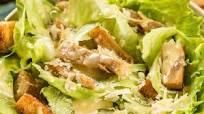 Caesar salad é um delicioso clássico e pode ser feito em casa! Caesar salad é um delicioso clássico e pode ser feito em casa!
