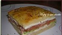 Focaccia ripiena con pomodori e tonno Focaccia ripiena con pomodori e tonno