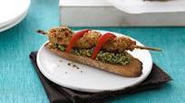 Crujientes brochetas de pollo en tostadas con crema de aceitunas Crujientes brochetas de pollo en tostadas con crema de aceitunas