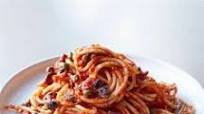 Spaghetti mit Kapern und Anchovis (alla Puttanesca) Spaghetti mit Kapern und Anchovis (alla Puttanesca)