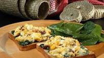 Tostas de huevos revueltos con espinacas - Gurmé Tostas de huevos revueltos con espinacas - Gurmé