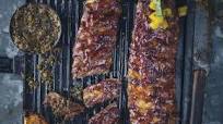 Costillar de cerdo marinado con salsa barbacoa y chimichurri de mango Costillar de cerdo marinado con salsa barbacoa y chimichurri de mango