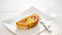 Tosta de huevo y cebolla caramelizada Tosta de huevo y cebolla caramelizada