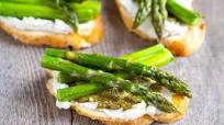 Roasted Asparagus, Ricotta and Pesto Crostini Roasted Asparagus, Ricotta and Pesto Crostini