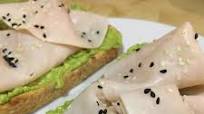 Receta de Tostadas de aguacate y pavo Receta de Tostadas de aguacate y pavo
