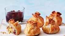 Turkey, cranberry and brie sausage roll bags recipe Turkey, cranberry and brie sausage roll bags recipe