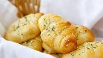 Easy Garlic Butter Cheesy Crescent Rolls Easy Garlic Butter Cheesy Crescent Rolls