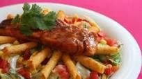 Receta de ensalada de salmón a la barbacoa con vinagreta de cilantro y fritos de maíz Receta de ensalada de salmón a la barbacoa con vinagreta de cilantro y fritos de maíz