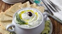 Sos tzatziki din iaurt sau smantana cu usturoi si castraveti Sos tzatziki din iaurt sau smantana cu usturoi si castraveti