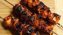 Pinchos de pollo con salsa barbacoa, bourbon y tocineta Pinchos de pollo con salsa barbacoa, bourbon y tocineta