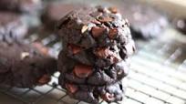 Crazy Chocolate Chocolate Chip Cookies {traditional and gluten free recipes} Crazy Chocolate Chocolate Chip Cookies {traditional and gluten free recipes}